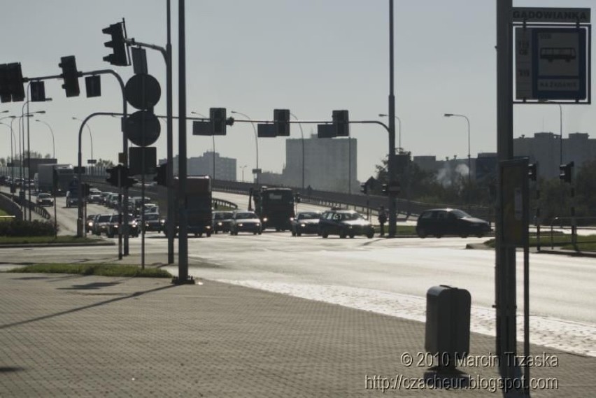 Gądowianka przy skrzyżowaniu z ul. Bystrzycką - tutaj także...