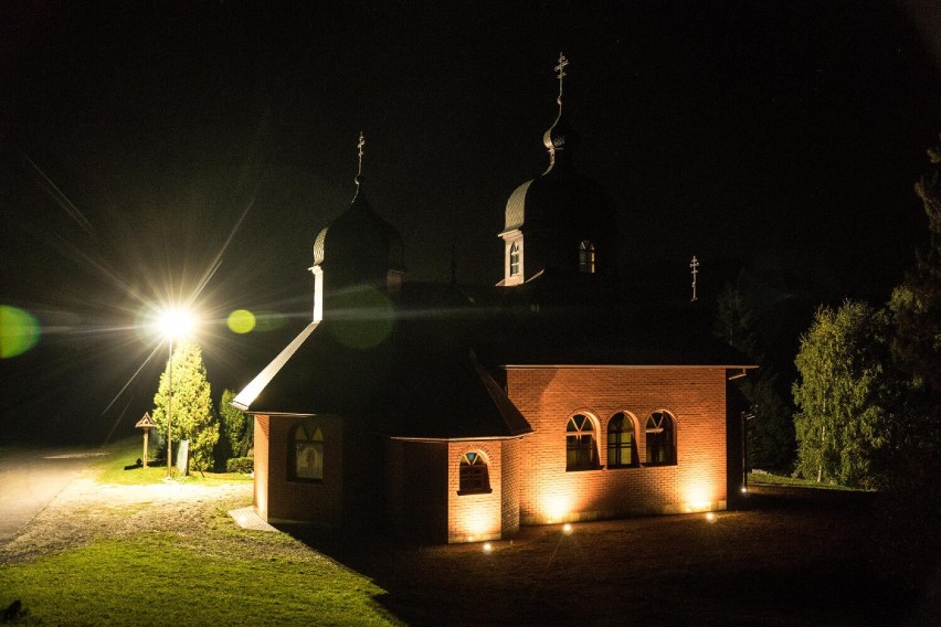 Iluminacja obiektów dziedzictwa kulturowego transgranicznej trasy rowerowej w gminie Komańcza [ZDJĘCIA]
