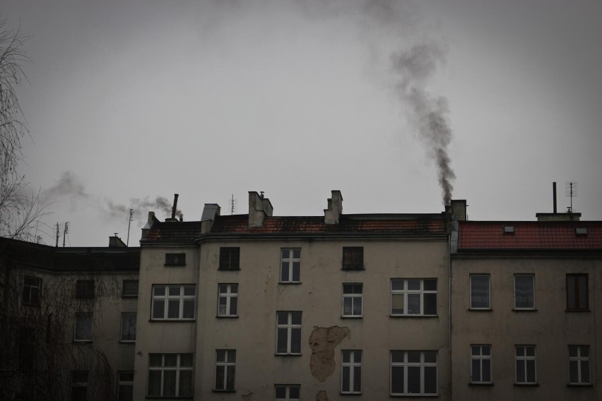 Czarny dym z komina wrocławskiej kamienicy