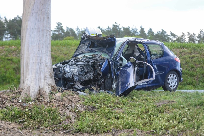 Wypadek pod Wąbrzeźnem. 26-latka poważnie ranna. Do szpitala zabrał ją śmigłowiec LPR [zdjęcia]