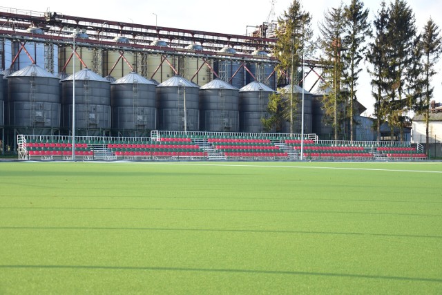 Prace związane z przebudową stadionu w Rogowie (powiat żniński) są na ukończeniu (26.10.2022).