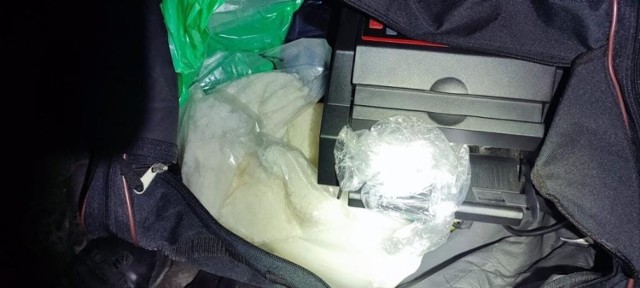 Śledczy zabezpieczyli ponad pół kilograma kokainy oraz dwa i pół kilo mefedronu. Trzej podejrzani zostali tymczasowo aresztowani