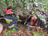 Traktor kilka razy koziołkował i przygniótł pracownika. Ma szczęście, że żyje [ZDJĘCIA Z AKCJI]  