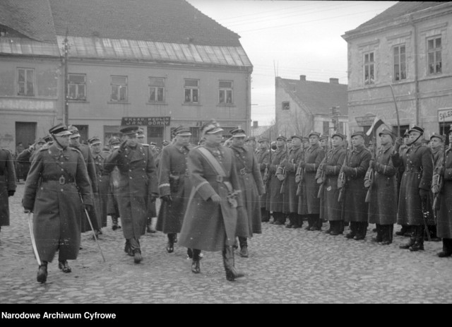 Oficerska Szkoła Łączności w Sieradzu. Pierwsza w historii promocja na Rynku