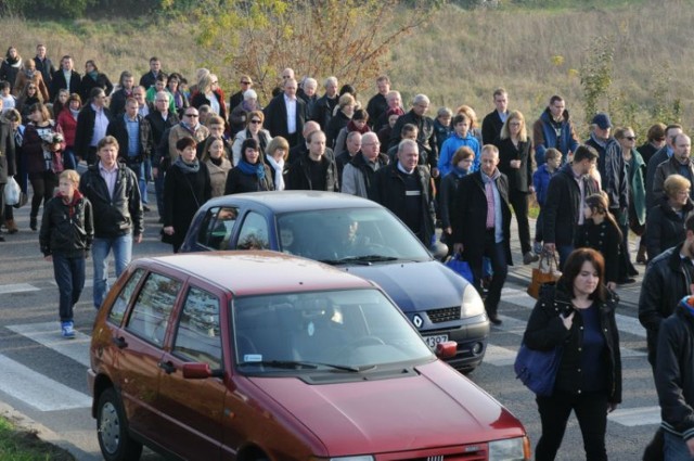 Wszystkich Świętych 2014 w Śremie. 1 listopada na Cmentarz Komunalny w Śremie przyszły tłumy