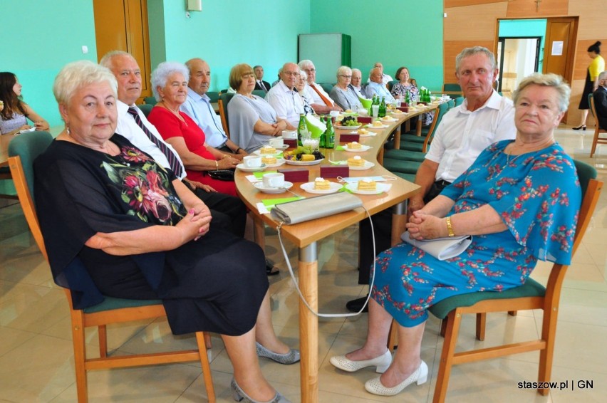 Jubileusz Złotych Godów w Staszowie. Były prezenty i momenty wzruszenia (ZDJĘCIA) 