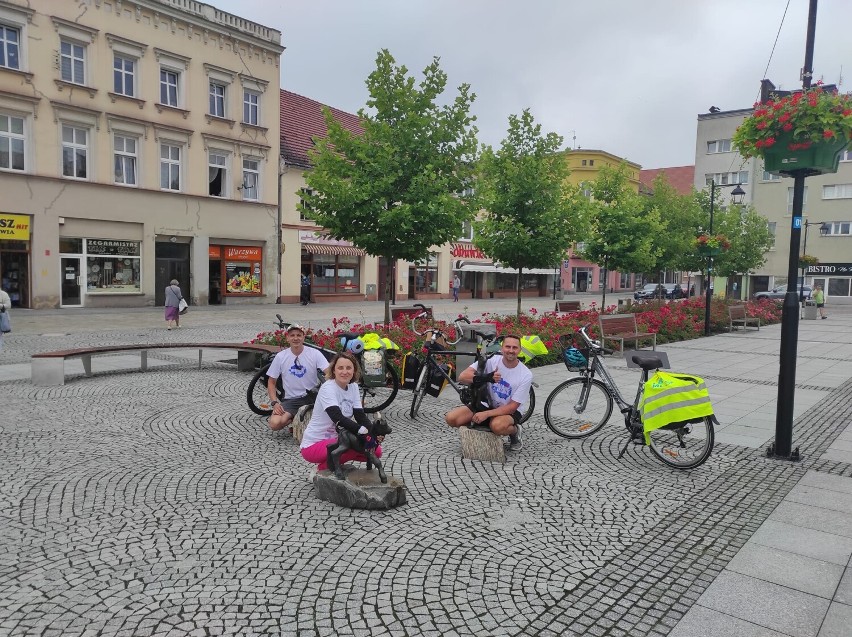 Pomaganie za jechanie w trasie. Cykliści przemierzają Polskę, aby pomóc dzieciom ze Szkoły  Specjalnej. ZDJĘCIA