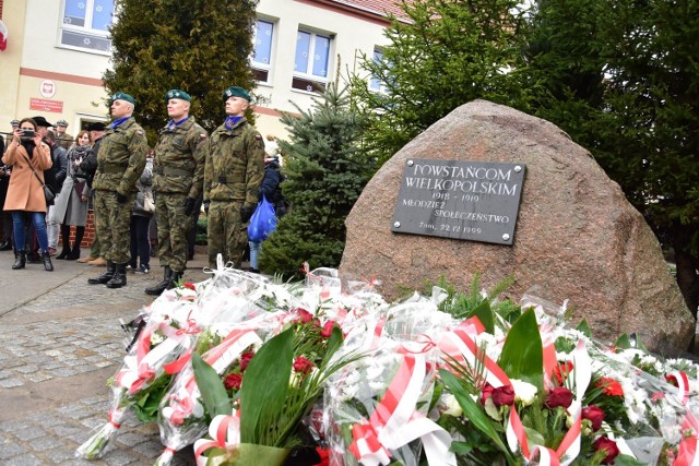 Obelisk przy Szkole Podstawowej nr 1 w Żninie, przy którym odbywają się uroczystości ku czci patronów szkoły Powstańców Wielkopolskich. Zdjęcie z 10 stycznia 2020 roku.