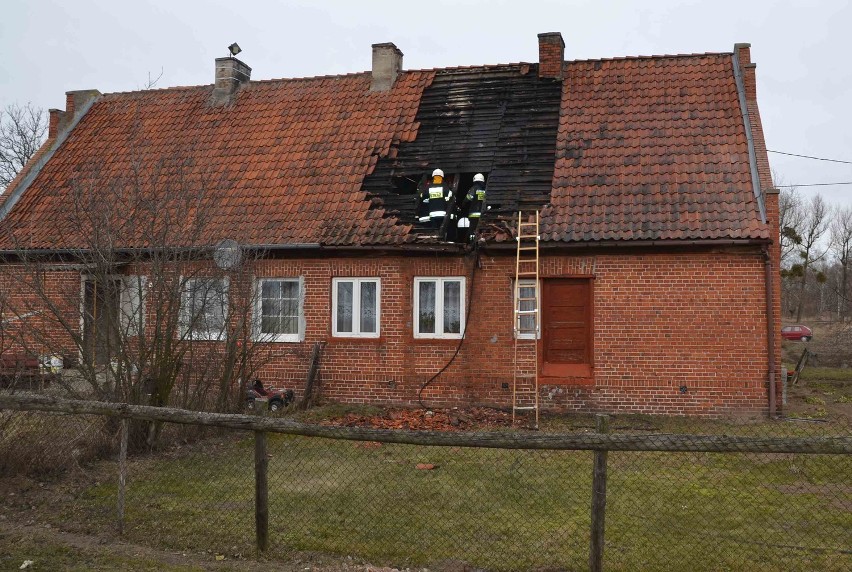 Pożar w Pogorzałej Wsi. Spaliła się część domu mieszkalnego. W Tragaminie zapaliła się sadza