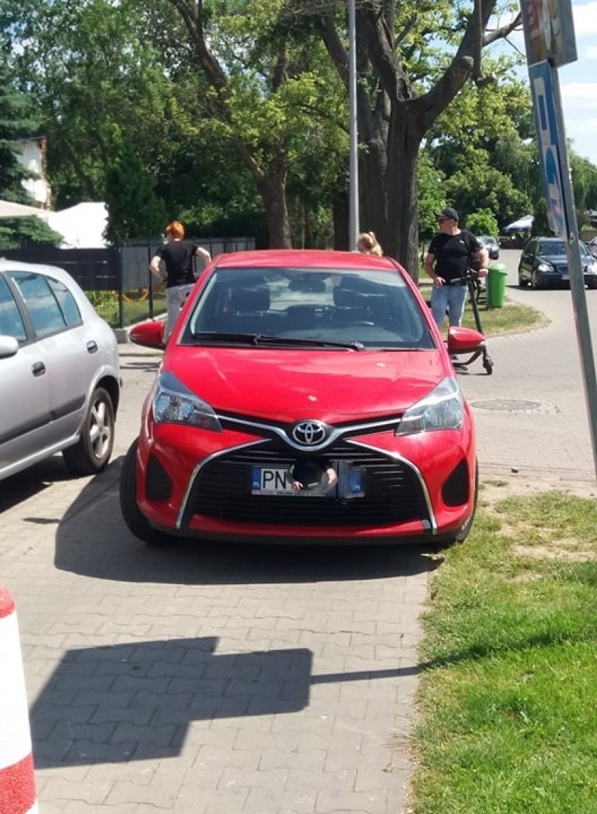 Mistrzowie Złego Parkowania są również w Zbąszyniu. Parkują swoje auta na chodnikach i przejściach dla pieszych!