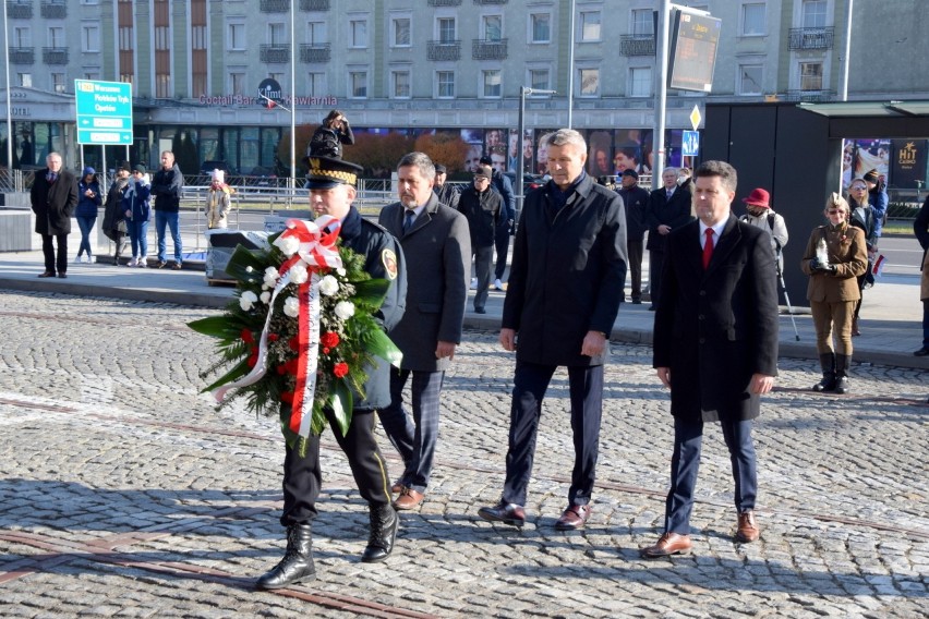 Święto niepodległości 2021 w Kielcach. Złożenie wieńców pod pomnikiem przy dworcu. Zobacz film i zdjęcia