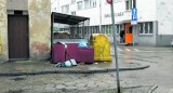 Oleśnica. Stosy gabarytów wyrzucanych po terminie szpecą miasto. Kiedy odbiór dużych odpadów w Oleśnicy? 