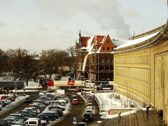 Śnieżna lawina zsuwająca się z dachu Muzeum Narodowego