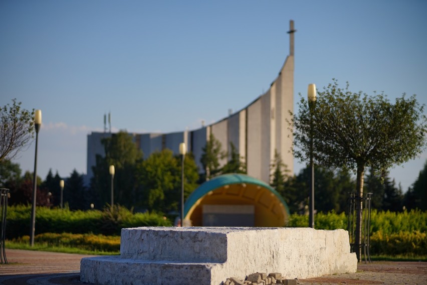 Pomnik Jana Pawła II w Parku Papieskim w Rzeszowie. Ruszyły prace. Ma być gotowy na wrzesień. To szósty pomnik papieża w mieście