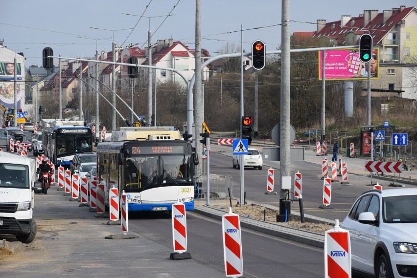 Inwestycja jest opóźniona, mieszkańcy stoją w ogromnych...