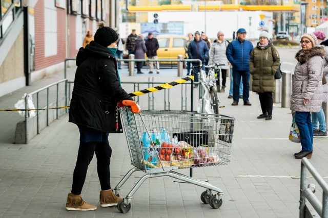 Od 1 kwietnia obowiązuje zasada, że do każdego sklepu zarówno małego, jak i wielkopowierzchniowego może wejść maksymalnie trzy razy tyle osób, ile jest kas. Przed bydgoskimi marketami i sklepami osiedlowymi ustawiają się kolejki.