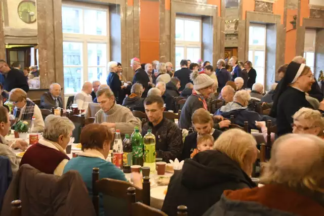 Około 500 osób zgromadziło się w poniedziałek, 24 grudnia, w murach Wojewódzkiego Domu Kultury w Kielcach, by wspólnie przeżyć spotkanie wigilijne dla osób bezdomnych i samotnych