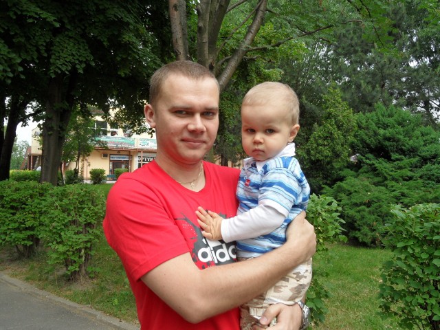 Kibicuję wszystkim rodzicom małych dzieci, aby żłobek powstał w Żorach - mówi Paweł Kastelik z synkiem Tomkiem