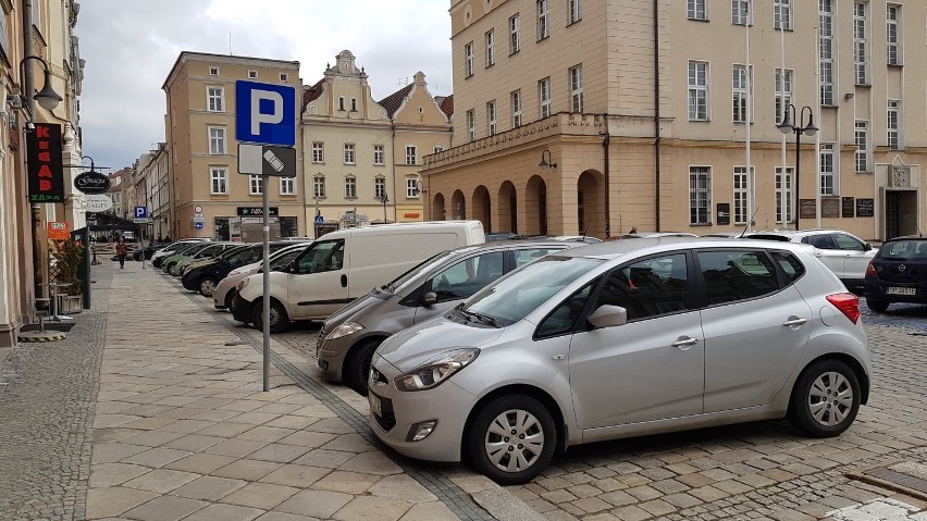 Mniej aut pod ratuszem, w zamian więcej ogródków...