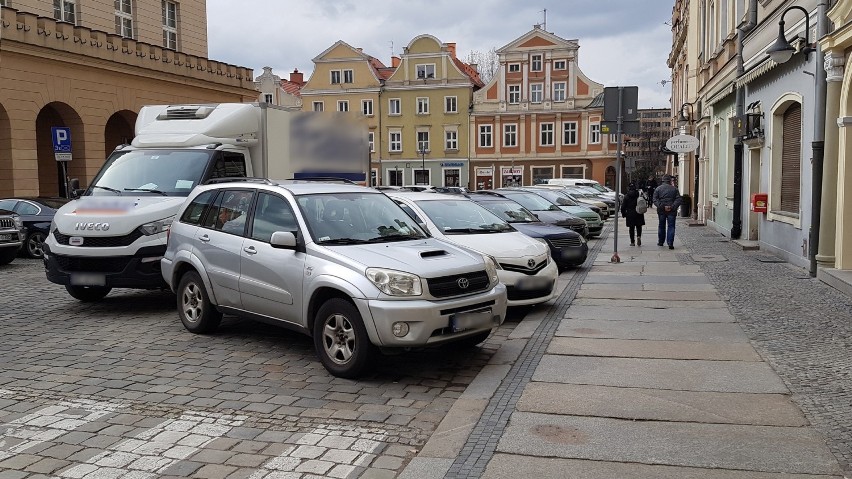 Mniej aut pod ratuszem, w zamian więcej ogródków...