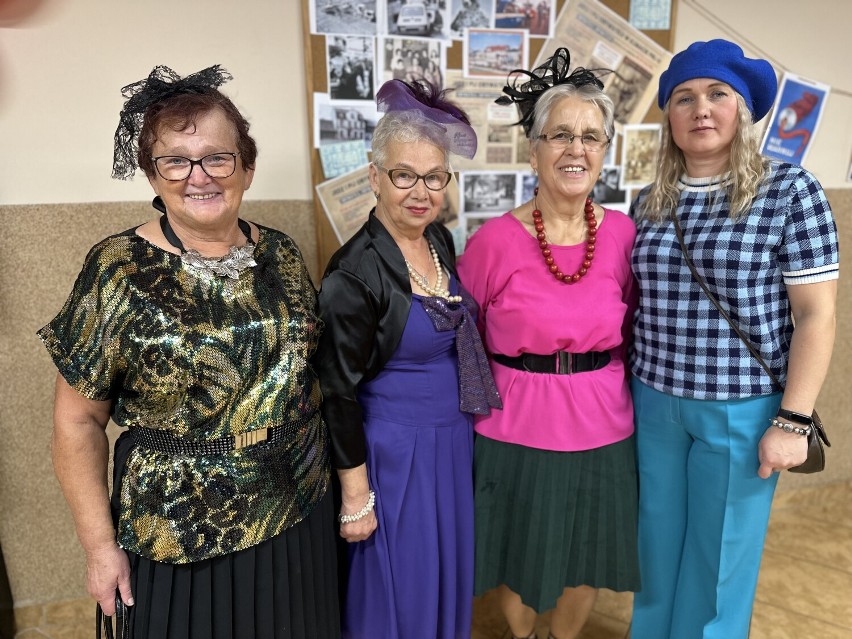 Pokaz mody w stylu PRL w wykonaniu seniorek z miejscowości Wysoka