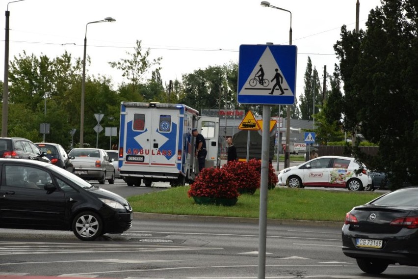 Samochód osobowy potrącił babcię z wnukiem na przejściu dla pieszych [zdjęcia, wideo]