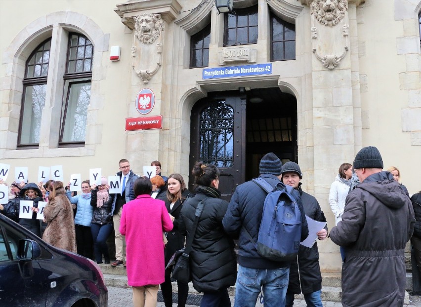 Pracownicy sądu w Inowrocławiu protestują [zdjęcia] 