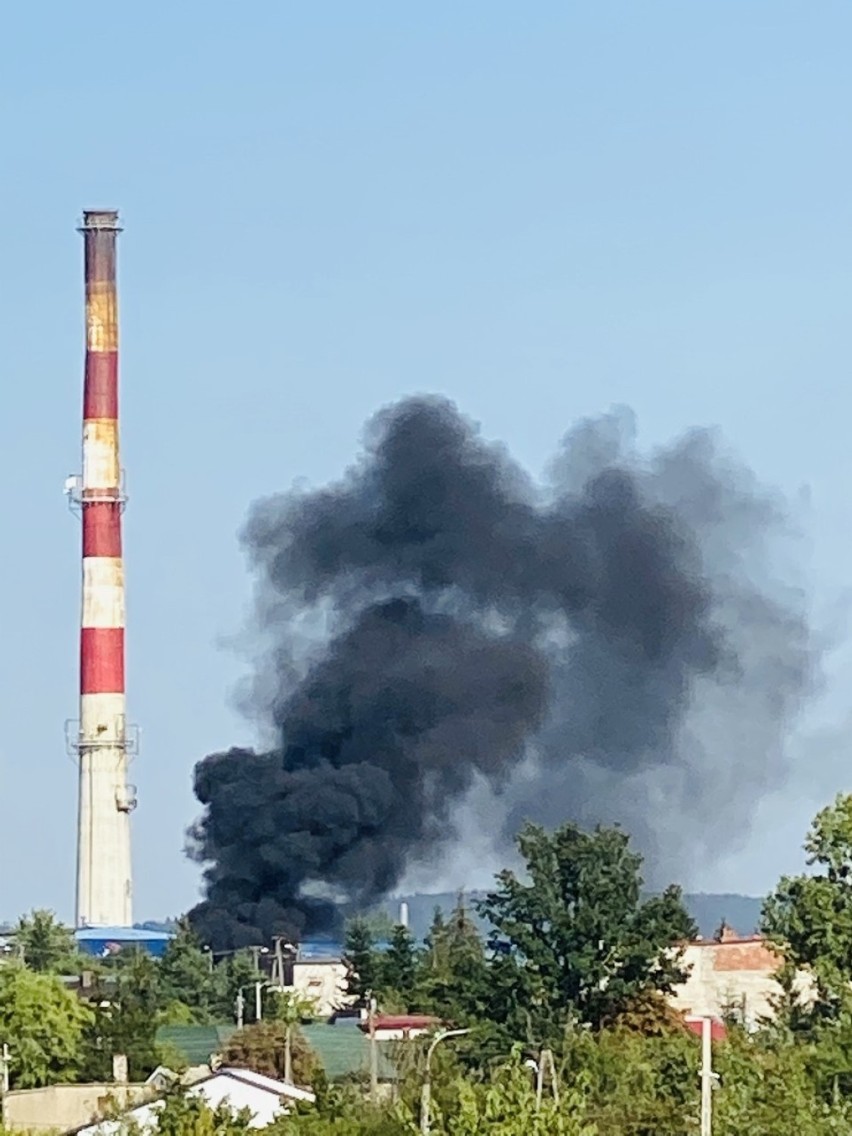 Słup dymu nad Kielcami. To płonący samochód na ulicy Hubalczyków [ZDJĘCIA]