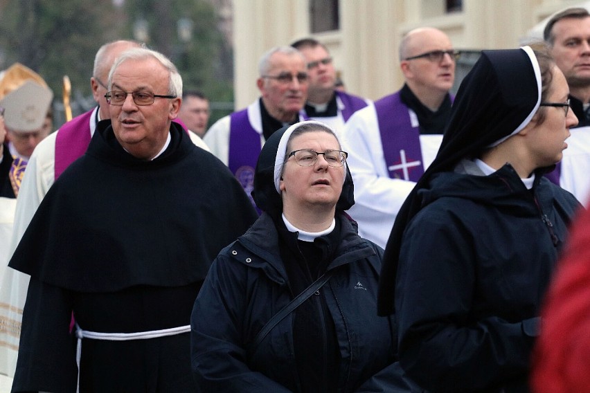 Legnica: Biskup Andrzej Siemieniewski poprowadził procesje po Cmentarzu Komunalnym