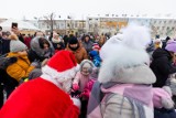 Wigilia Miejska na Rynku w Grójcu. Tłum mieszkańców dzielił się opłatkiem. Był też koncert kolęd i piosenek świątecznych. Zobacz zdjęcia
