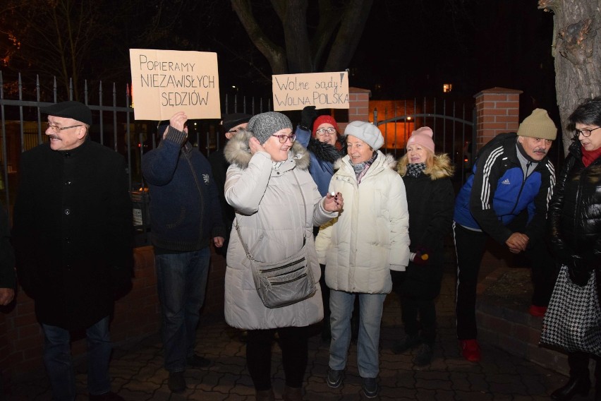 Malbork. Mieszkańcy w obronie sędziów. Wieczorny protest przed Sądem Rejonowym [ZDJĘCIA]