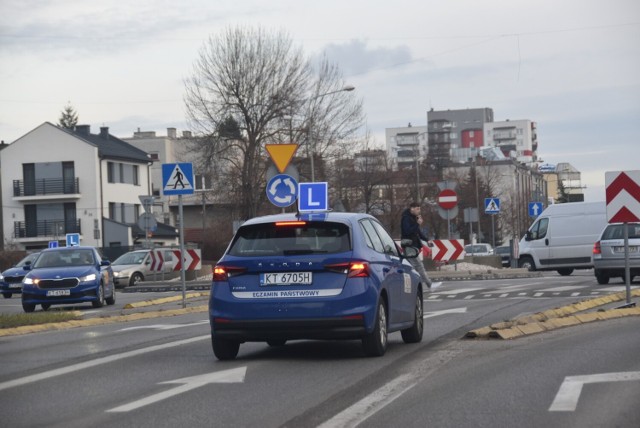 Przystępujący do egzaminów na prawo jazdy płacą w Małopolsce - od 21 marca więcej za teorię i praktykę