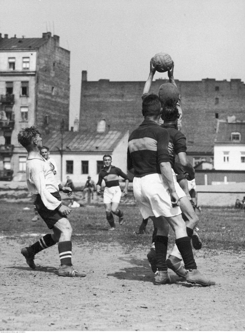 Futbol na Pomorzu w okresie międzywojennym. Wzbudzał takie same emocje?  [PROMOCJA książki]