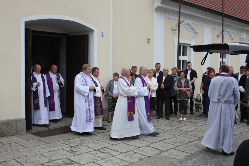 Pogrzeb ks. Leopolda Zielaski: tłumy pożegnały długoletniego proboszcza parafii w Ustroniu (ZDJĘCIA)