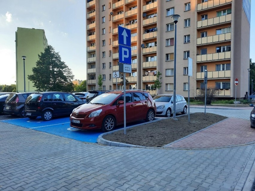 Z nowego parkingu przy ulicy Limanowskiego 80 na radomskich...
