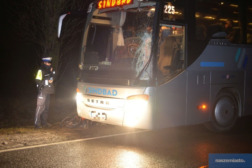 Drzwi samochodu przewożonego na lawecie uderzyły w szybę autobusu jadącego drogą Włocławek - Płock [zdjęcia]