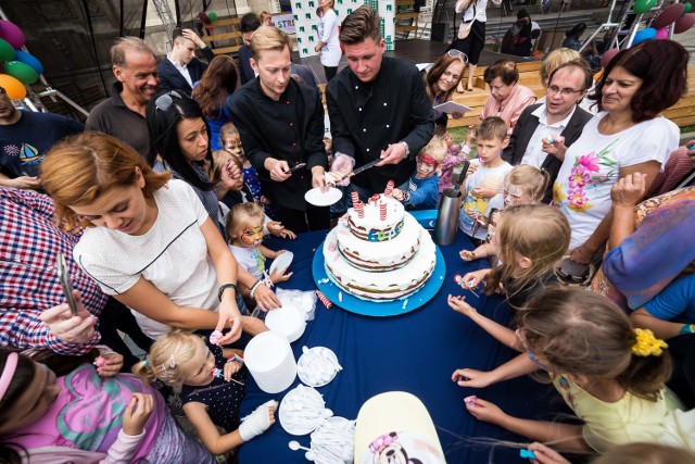 Urodziny Pałacu Kultury. Najpierw łapano pokemony, a potem czekał pyszny tort 
 Zobacz też: Pokemony gromadzą się pod Pałacem Kultury. Świętują urodziny najwyższego budynku w Polsce [ZDJĘCIA]