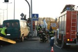 Wypadek w Koninie. Na Zagórowskiej ciężarówka uderzyła w lampę