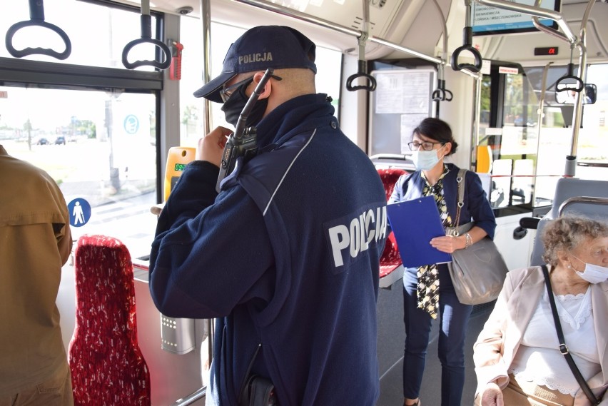 Policja skontrolowała maseczki w skierniewickich autobusach. Uważać trzeba też w sklepach i na targowisku [ZDJĘCIA]