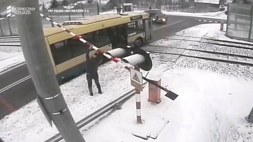 Do niebezpiecznego zdarzenia na przejeździe kolejowym w Woli...
