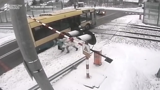 Do niebezpiecznego zdarzenia na przejeździe kolejowym w Woli Rzędzińskiej doszło 19 stycznia przed godz. 8 rano
