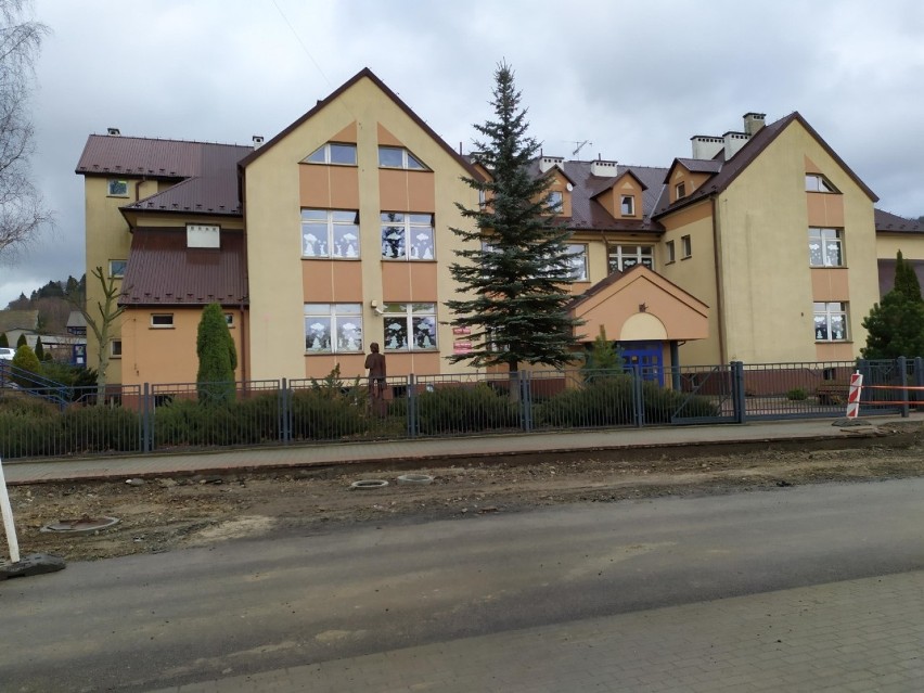 W tej szkole w Gródku nad Dunajcem zorganizowano harcerski...