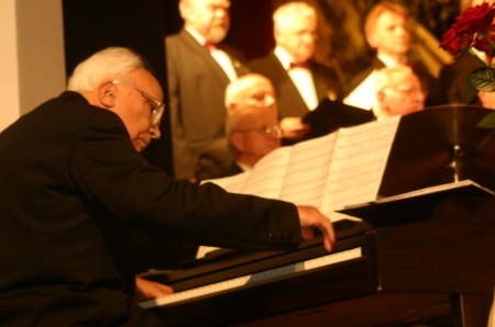 Tadeusz Abt akompaniuje tczewskiemu chórowi Echo.
