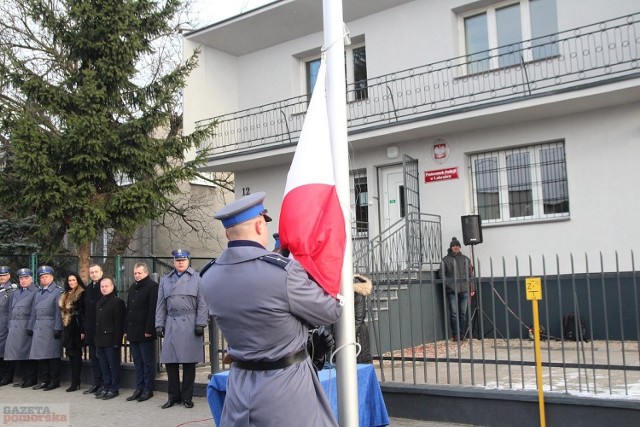 Znów jest posterunek. Będą kolejne.
 
Uroczystą oprawę miało wczorajsze otwarcie posterunku policji w Lubrańcu przy ul. Nowomiejskiej 12. Na miejscu obecni byli m.in. insp. Paweł Spychała, komendant wojewódzki policji, wojewoda Mikołaj Bogdanowicz oraz przedstawiciele samorządów. Wręczenie kluczy do odnowionego obiektu (wcześniej, przed likwidacją, posterunek mieścił się w tym samym budynku) poprzedziło złożenie meldunku i odegranie hymnu państwowego. Klucze do posterunku odebrał od wojewody Mikołaja Bogdanowicza asp. sztabowy Andrzej Gańczak, kierownik posterunku. Oprócz niego służbę na posterunku pełnią: sierż. szt. Michał Skrzypiński, asp. szt. Daniel Skrzypczyński, mł. asp. Robert Łukasik i sierż. szt. Bartłomiej Jarmużewski. Otwarcie kolejnych posterunków w Lubieniu i Chodczu planowane jest w przyszłym tygodniu.