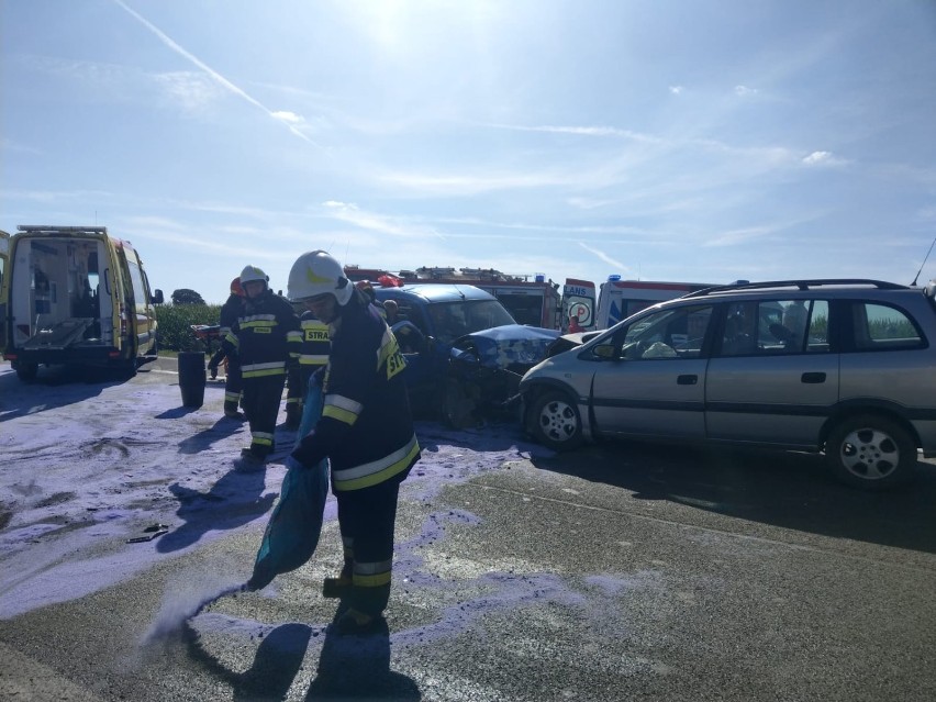 Strażacy działają na drodze DK91 w Jeleńcu, gdzie doszło do...