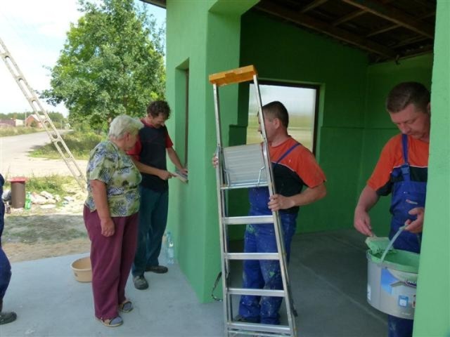 Więźniowie pracują na terenie gminy Zapolice  od 2012 r. Wówczas odnawiali m.in. przystanek w Paprotni