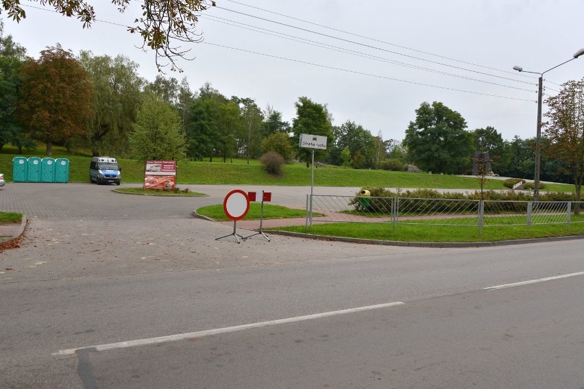 Żywego ducha nie było we wtorek na parkingu  przy pomniku...