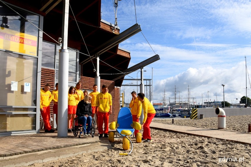 Ratownicy z Gdyni pomagają osobom niepełnosprawnym korzystać z kąpielisk. Cenna inicjatywa Gdyńskiego Centrum Sportu ZDJĘCIA 