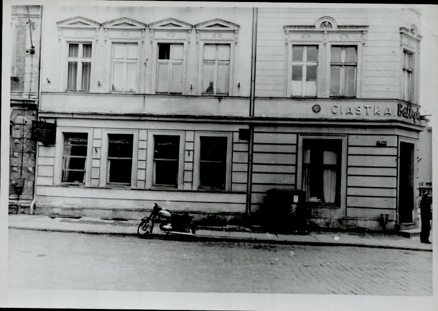 Sklep PSS Społem Szczecinek na placu Wolności. lata 60