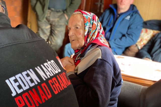 Wyjazdy na Kresy obfitują w wiele wzruszających spotkań. Na zdjęciu 102-letnia Stanisława Woronis z wsi Koniuchy na Wileńszczyźnie.